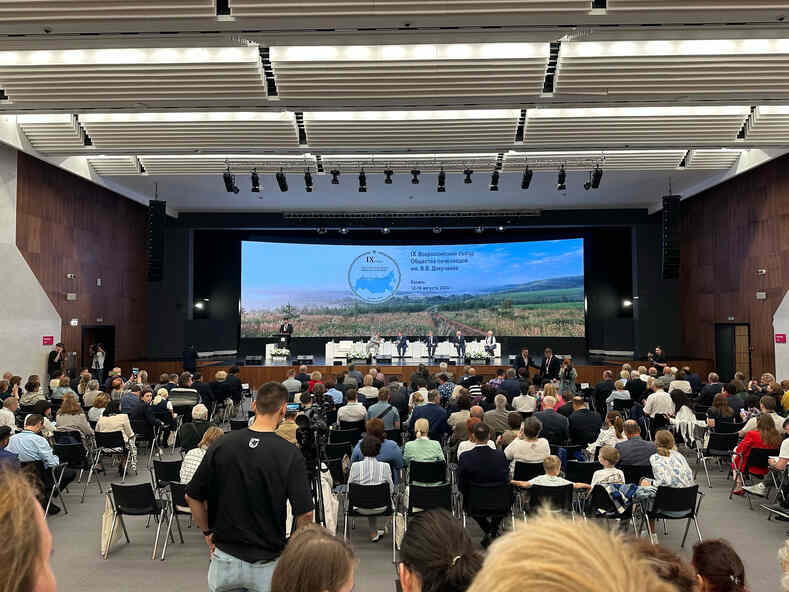 Приветствия организаторам и делегатам Съезда почвоведов России